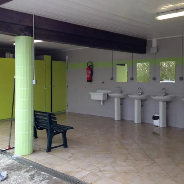 camping-aire-naturelle-le-meyrieux-la-biolle-e4fcv