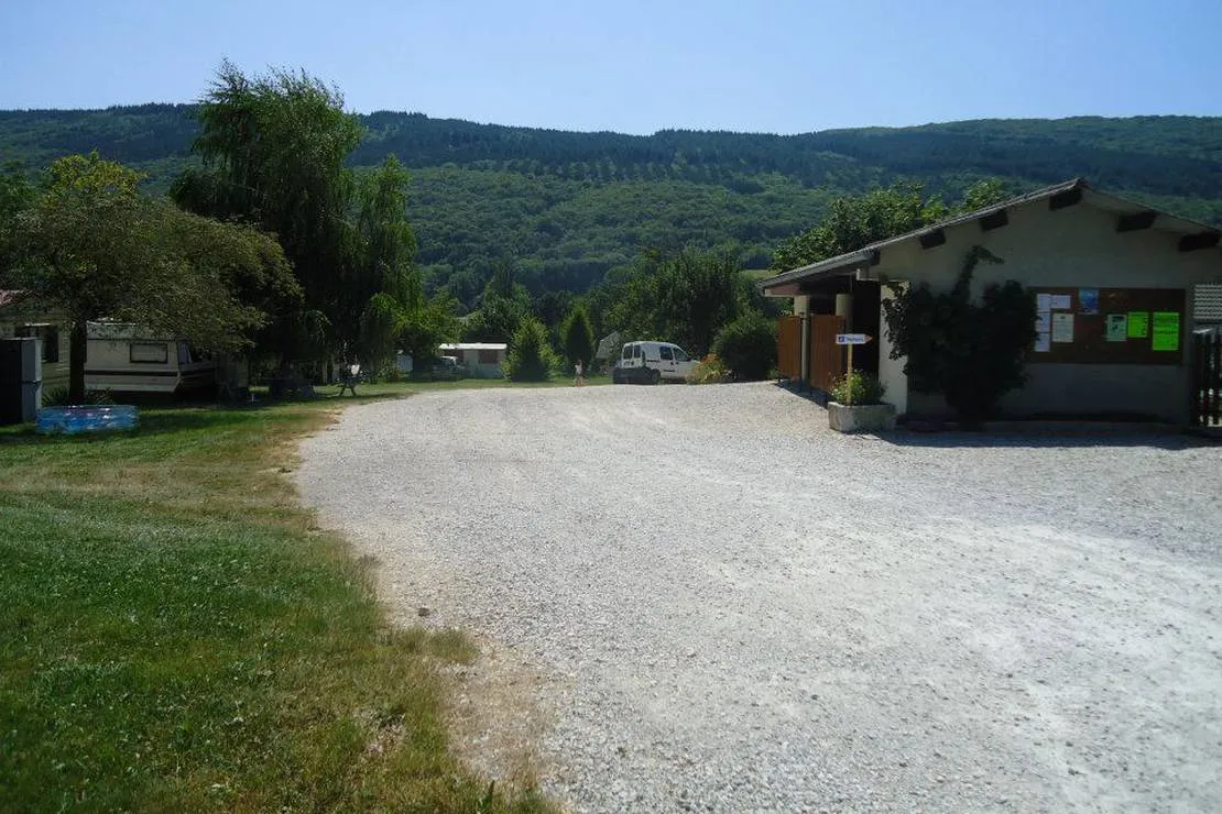 camping-aire-naturelle-le-meyrieux-la-biolle-lofo8