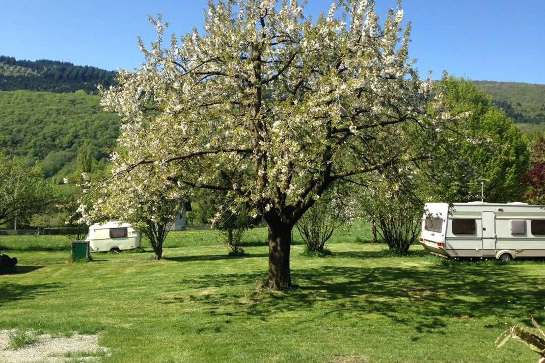 camping-aire-naturelle-le-meyrieux-la-biolle-uyywe