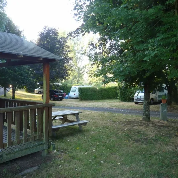 camping-municipal-pres-des-etangs-cassaniouze-0xavz