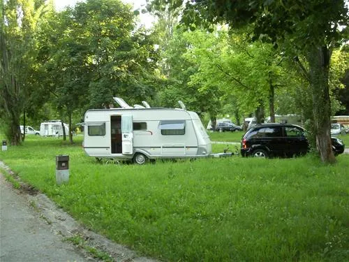 autocamp-plitvice-zagreb-x7itd