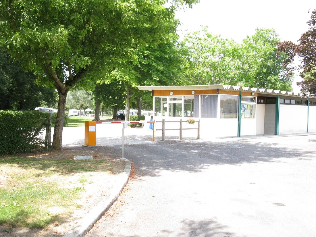 camping-intercommumal-de-la-prairie-le-mele-sur-sarthe-fcg7k