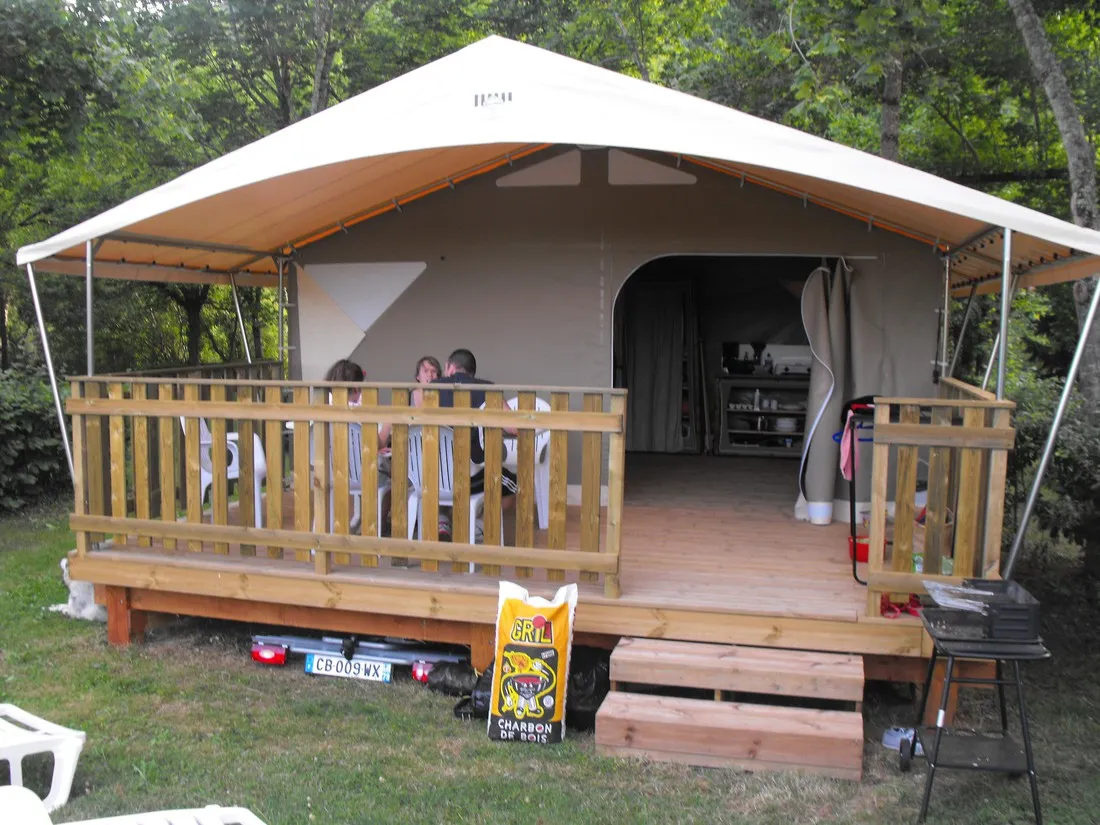 camping-la-cabane-vezac-frmmm