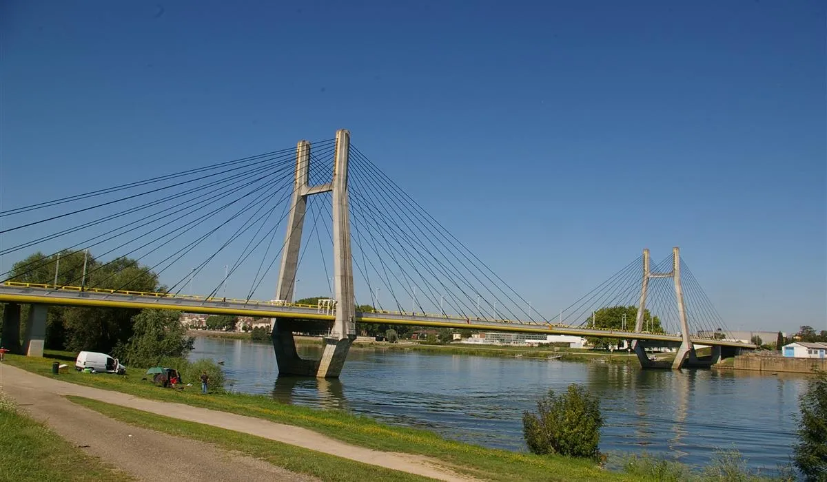 camping-du-pont-de-bourgogne-st-marcel-iosuo