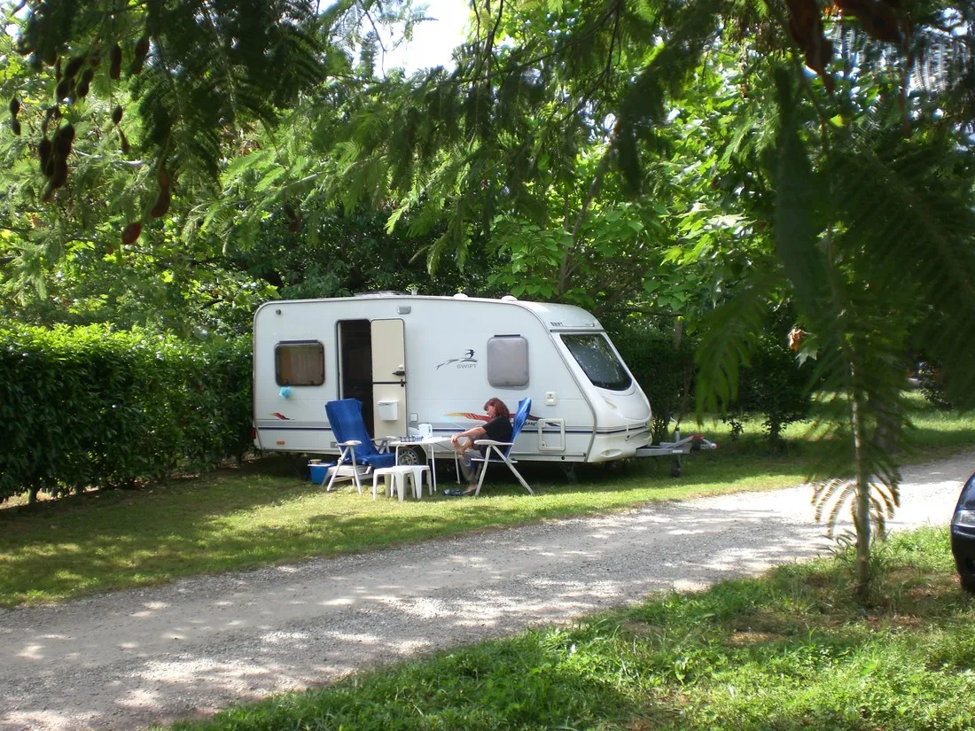 camping-les-cerisiers-ceret-bywxx