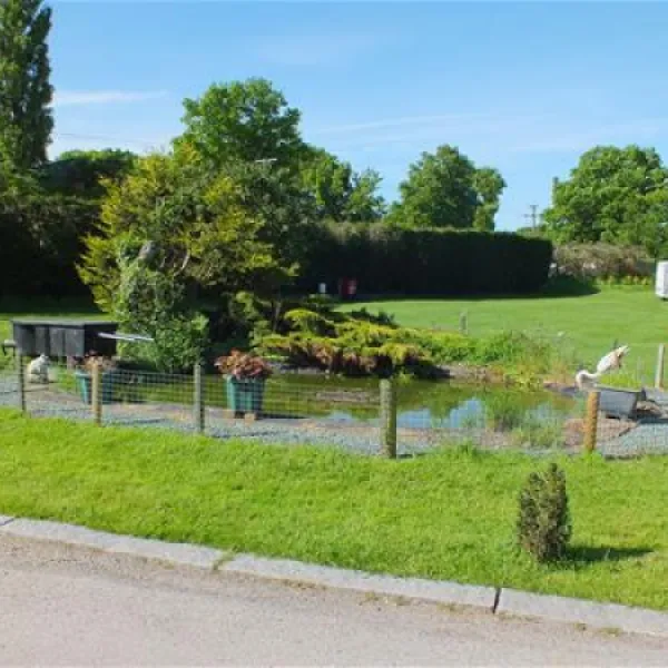 long-acres-caravan-camping-park-lingfield-etyr1