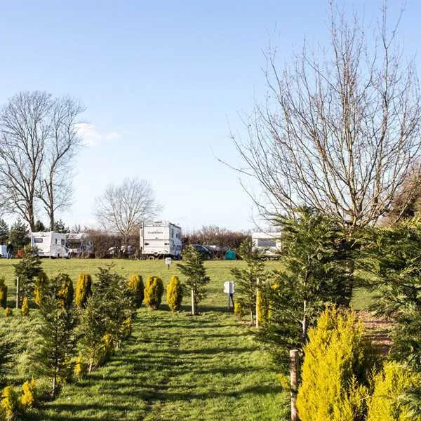long-acres-caravan-camping-park-lingfield-rqnr3