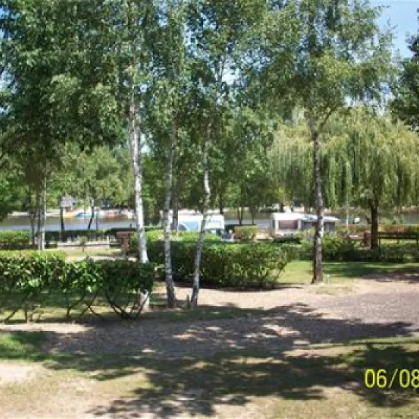 camping-municipal-robinson-la-guerche-sur-l-aubois-gfzct