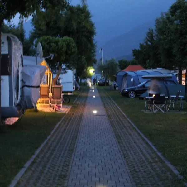 camping-magic-lake-dongo-4xk89