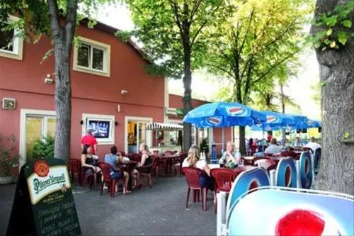 camping-sokol-troja-praha-7-mniml