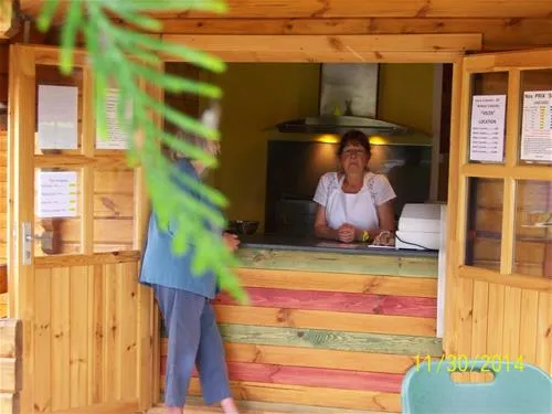 camping-le-pont-rouge-et-les-vignes-chipilly-wrsju