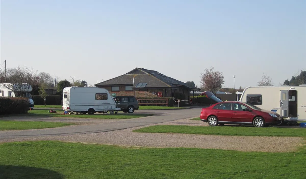 black-horse-farm-caravan-club-site-folkestone-cuzbo