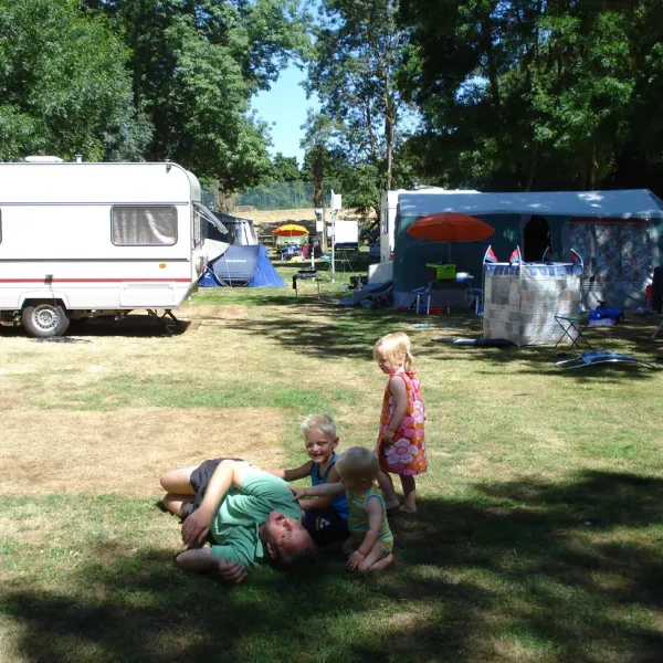 slow-camp-loire-vallee-les-ponts-de-ce-maine-et-loire-fp0kw
