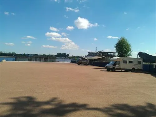 dock-5-camping-saint-petersburg-u7fda