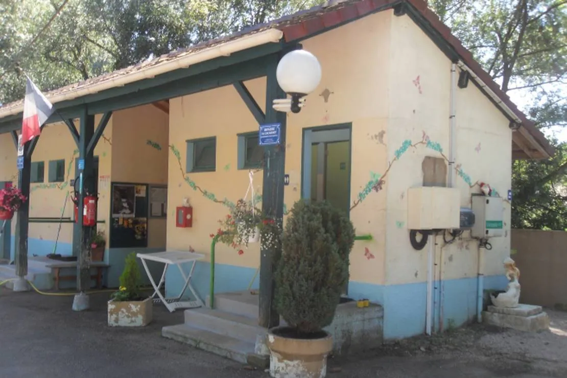 camping-municipal-les-peupliers-fraisans-q7l8w