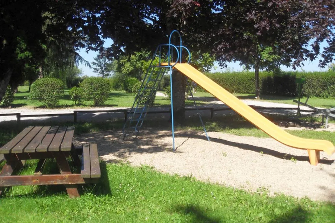 camping-municipal-les-peupliers-fraisans-qwodt
