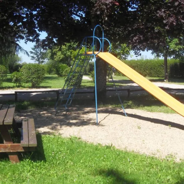 camping-municipal-les-peupliers-fraisans-qwodt