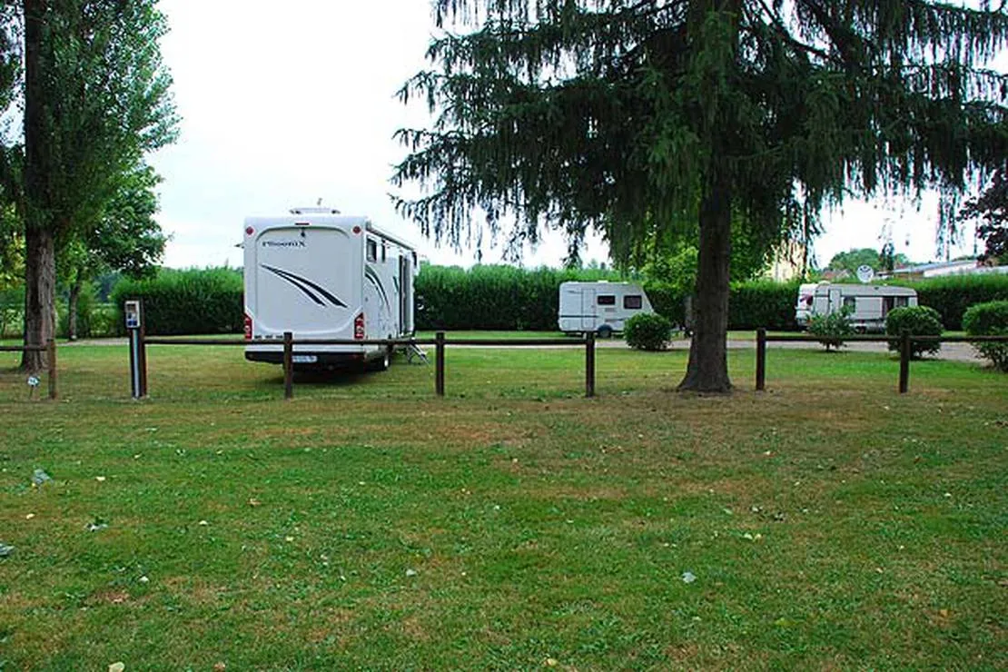 camping-municipal-les-peupliers-fraisans-uhrmi