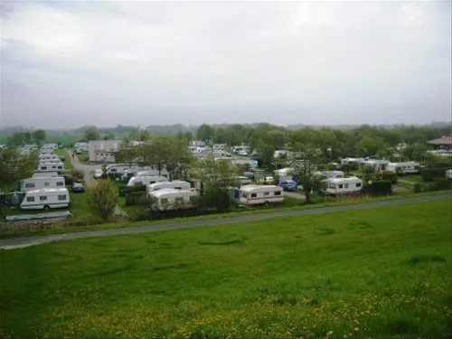 camping-am-deich-nordsee-krummhrnupleward-bp4gj