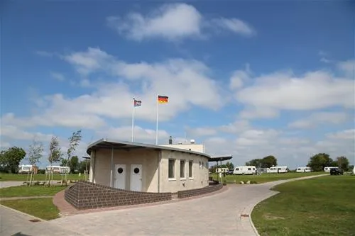camping-am-deich-nordsee-krummhrnupleward-bqfc1