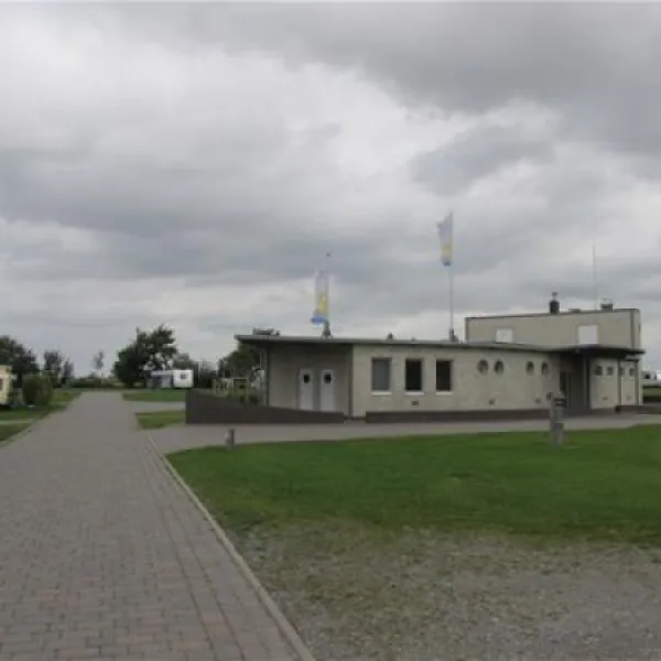camping-am-deich-nordsee-krummhrnupleward-uc1oo