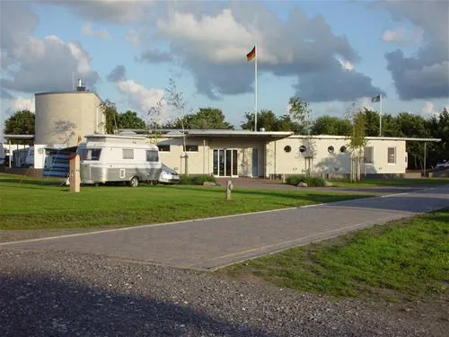 camping-am-deich-nordsee-krummhrnupleward-zutgj