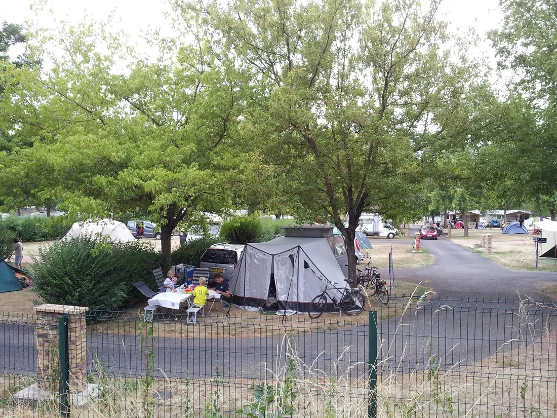 camping-municipal-saint-vatal-cluny-gghkh