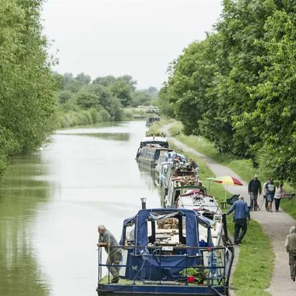 camping-and-caravanning-club-site-devizes-melksham-8tvpk