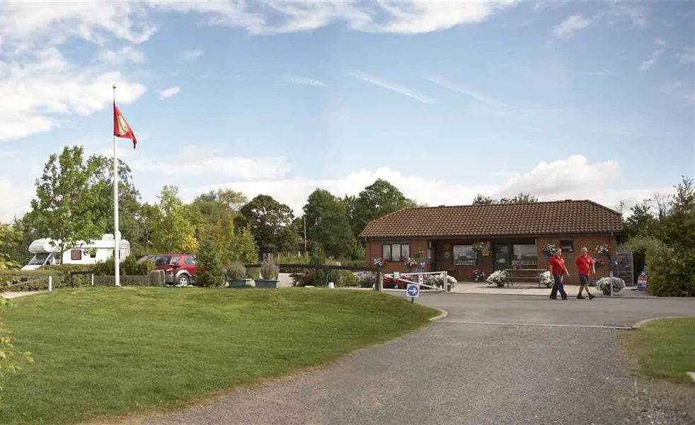 camping-and-caravanning-club-site-devizes-melksham-rvkes