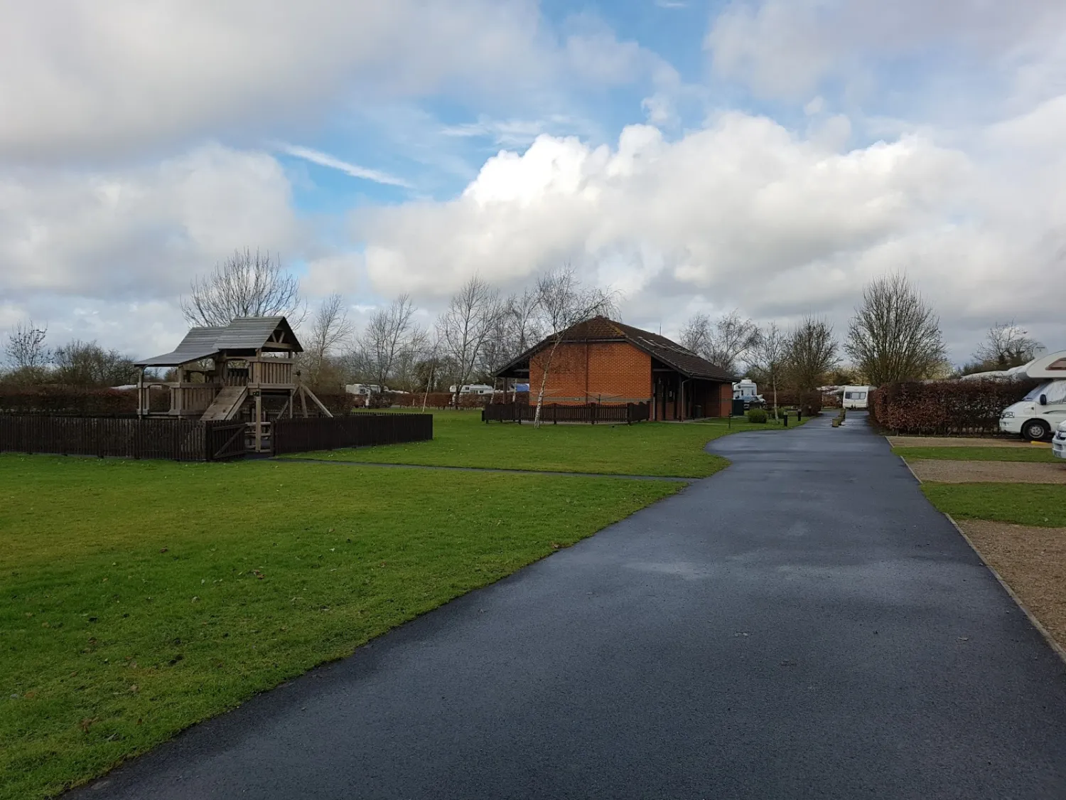 camping-and-caravanning-club-site-devizes-melksham-ujrxc