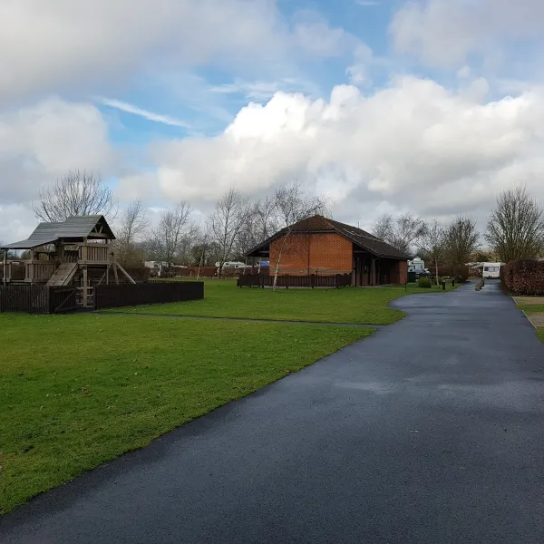 camping-and-caravanning-club-site-devizes-melksham-ujrxc
