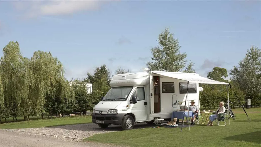 camping-and-caravanning-club-site-devizes-melksham-y2m9a