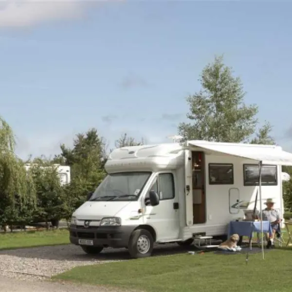 camping-and-caravanning-club-site-devizes-melksham-y2m9a
