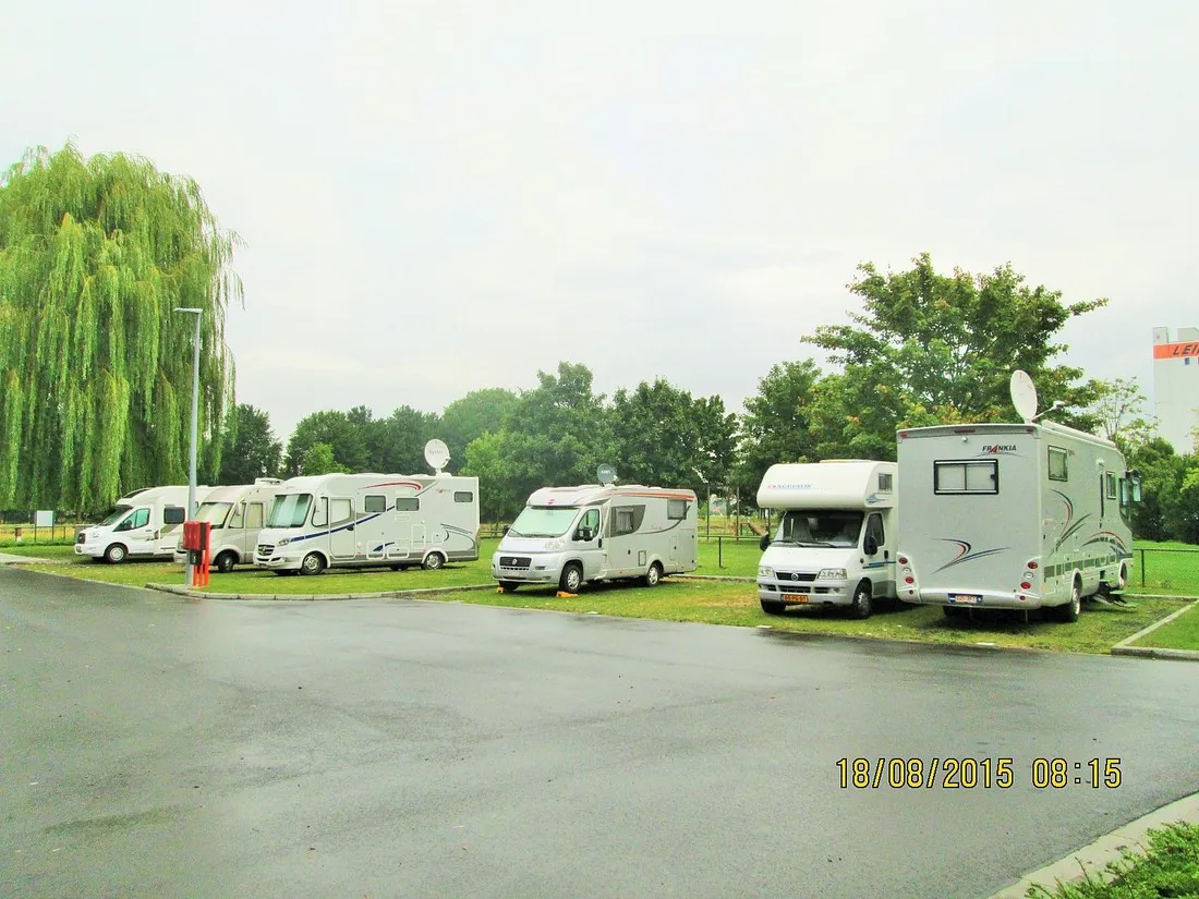 kampeerautoterrein-leiekamper-waregem-rv2px