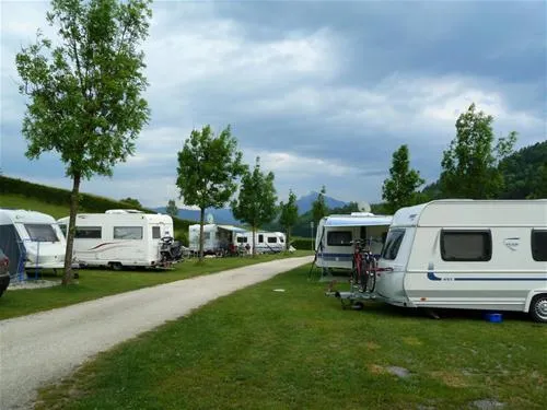 camp-mondseeland-mondseetiefgraben-ra5pr