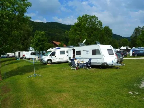 camp-mondseeland-mondseetiefgraben-vzbqi