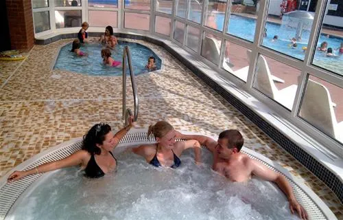 camping-and-caravanning-club-site-kessingland-lowestoft-5cn6m