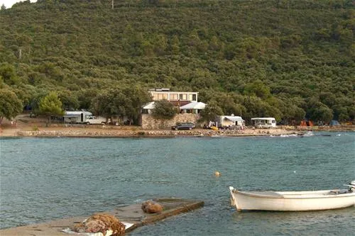 camping-mlaska-suuraj-otok-hvar-j0mp3