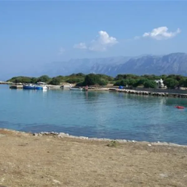 camping-mlaska-suuraj-otok-hvar-ypbj9