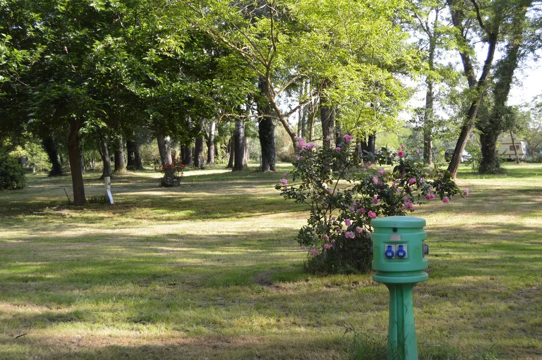 parc-camping-le-peyrolais-st-julien-de-peyrolas-g2gm5