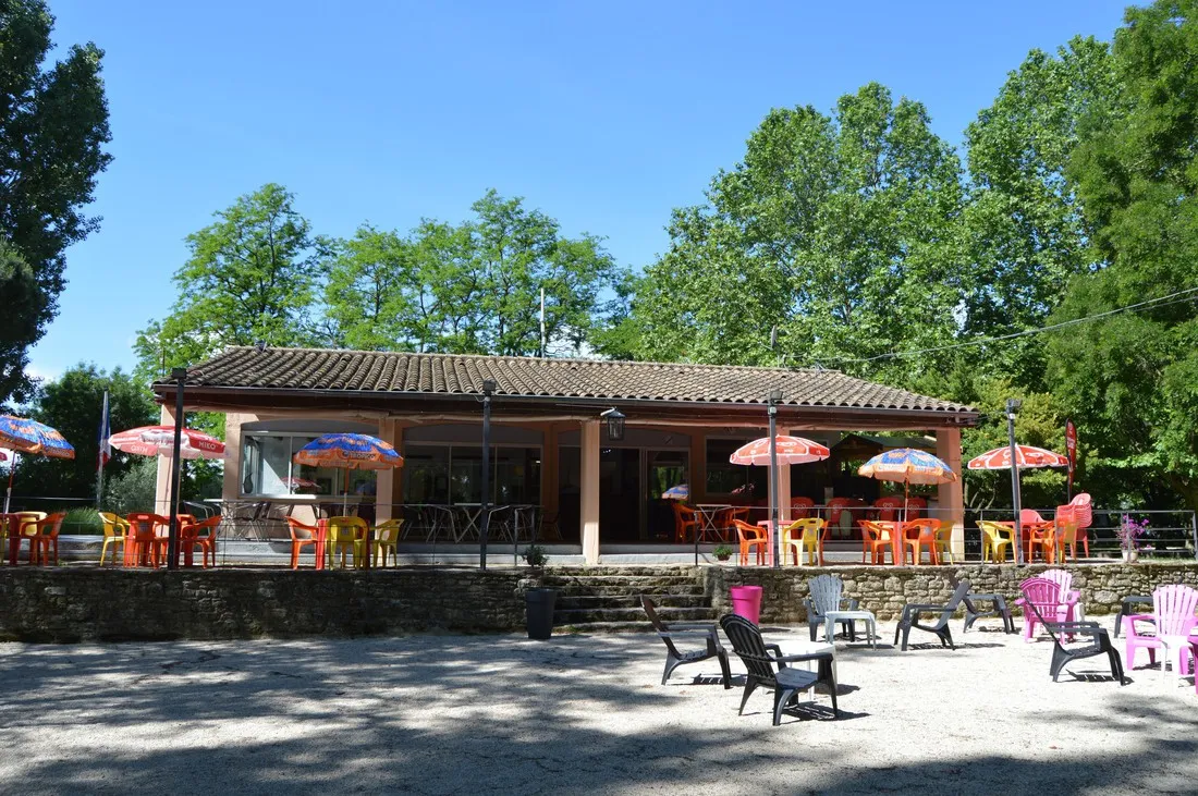 parc-camping-le-peyrolais-st-julien-de-peyrolas-gnvtb