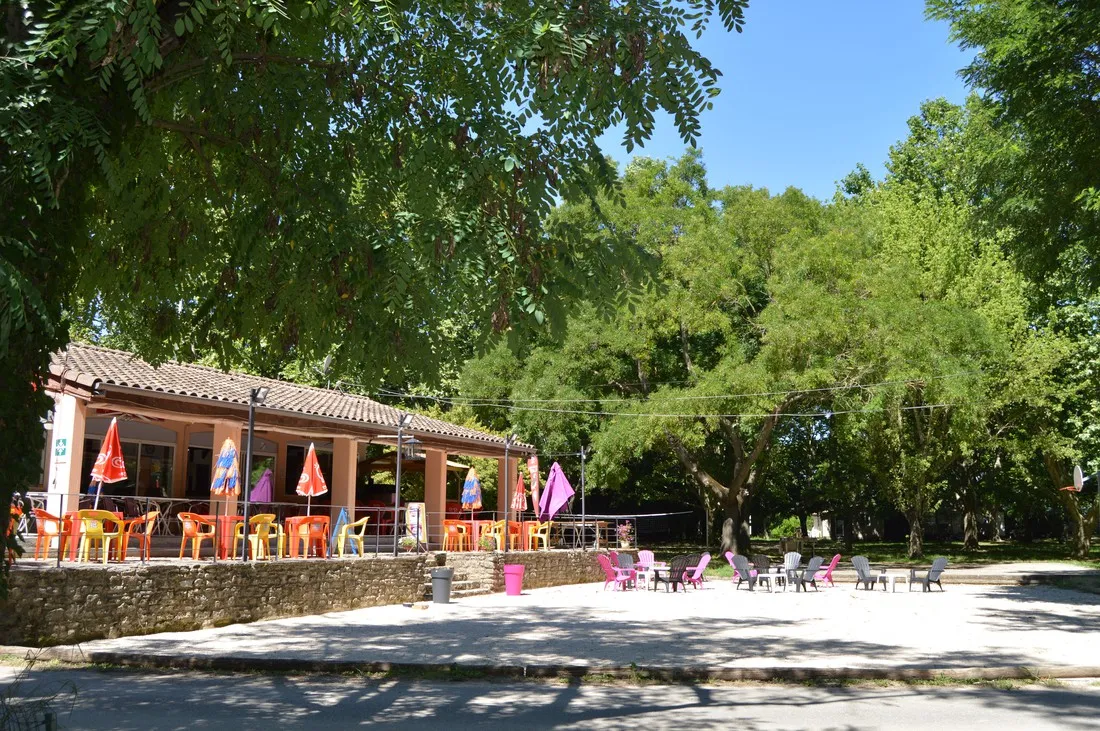 parc-camping-le-peyrolais-st-julien-de-peyrolas-jsv4b