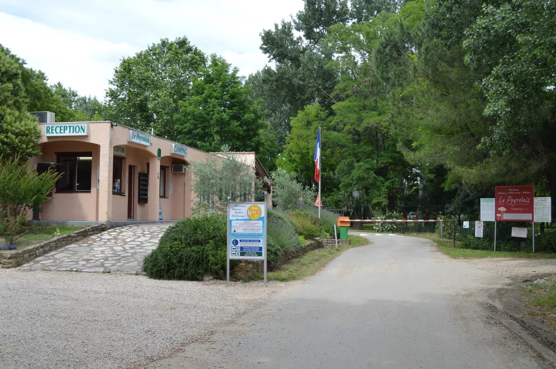 parc-camping-le-peyrolais-st-julien-de-peyrolas-rjrvd