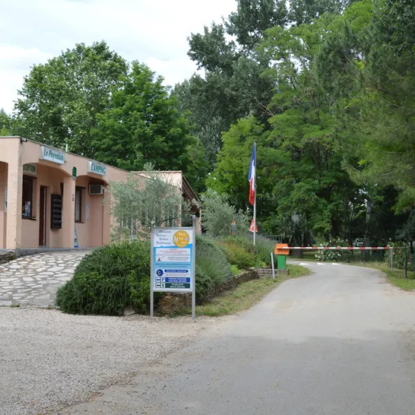 parc-camping-le-peyrolais-st-julien-de-peyrolas-rjrvd