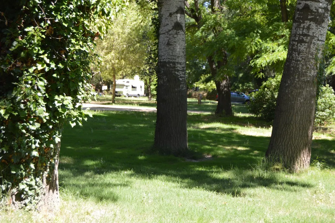 parc-camping-le-peyrolais-st-julien-de-peyrolas-vwv0c