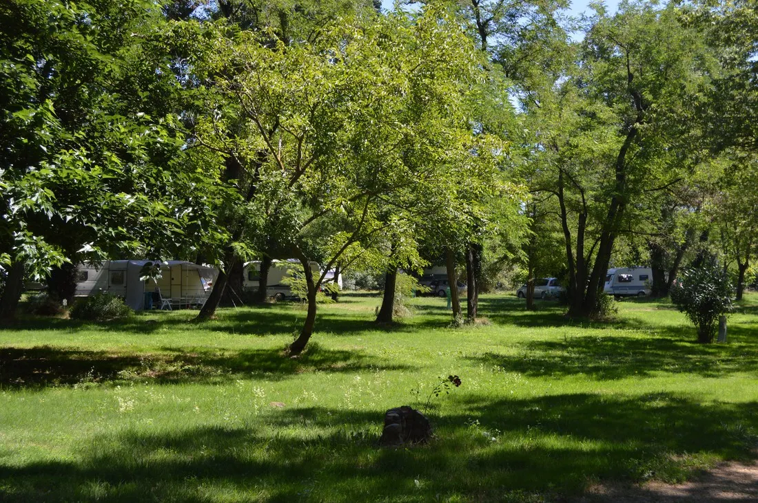 parc-camping-le-peyrolais-st-julien-de-peyrolas-w0qq6