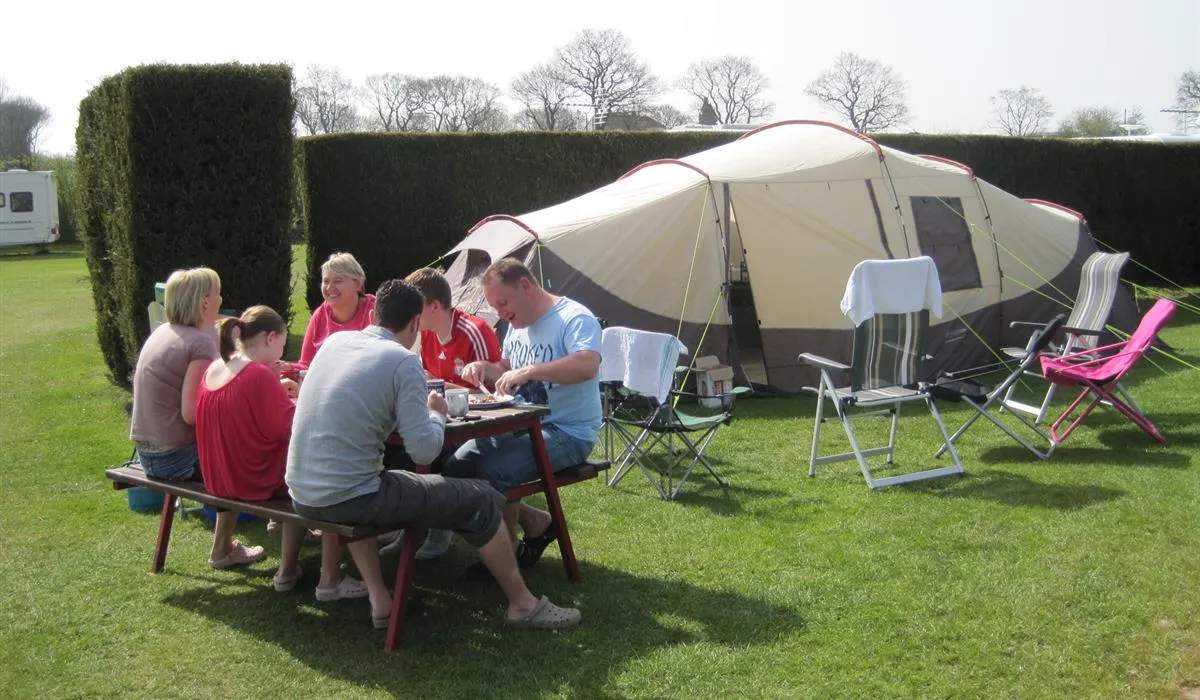 campsite-broadhembury-holiday-park-kingsnorth-ebajs
