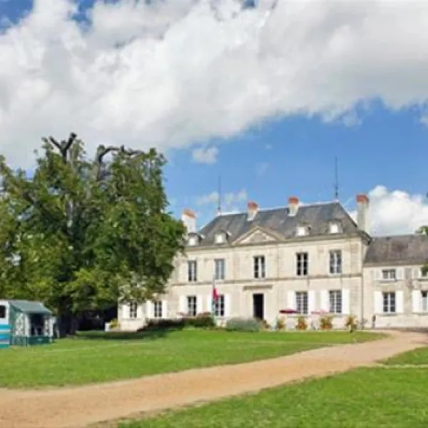 castel-le-petit-trianon-de-saint-ustre-ingrandes-sur-vienne-zrtpf