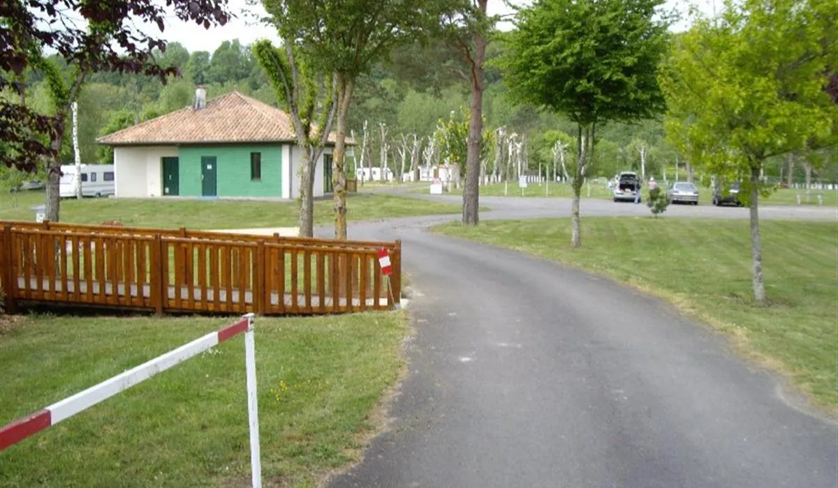 camping-municipal-moussac-uk5pg