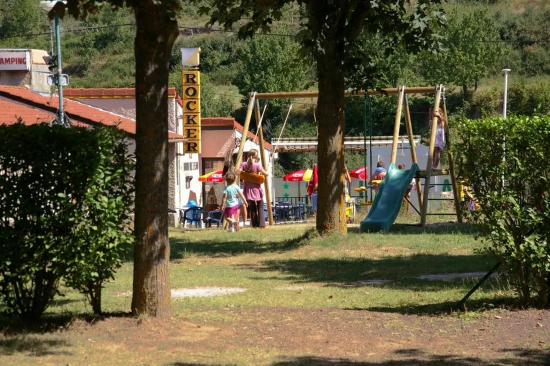 au-bord-de-leau-goudet-haute-loire-5eb2r